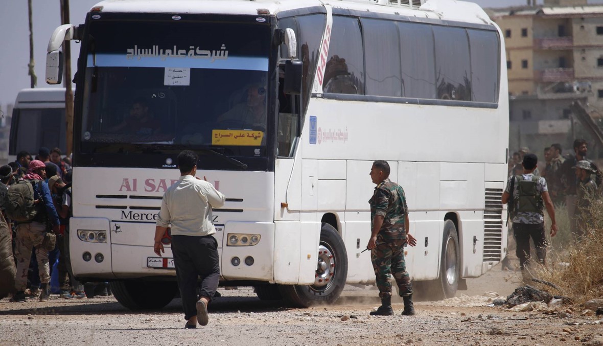 سوريا: إجلاء مقاتلين من درعا في 15 حافلة... والقنيطرة تتعرّض لقصف كثيف