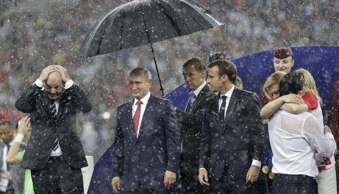 مظلة بوتين تهزّ مواقع التواصل: "كان ممكناً إخراج اثنتين"!