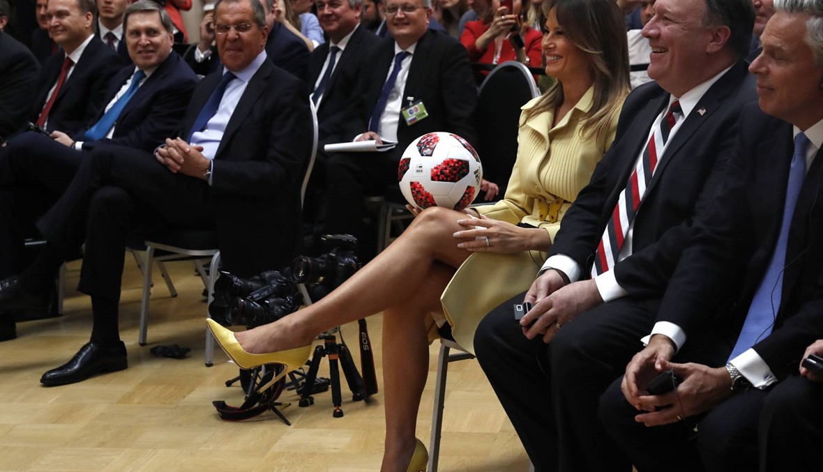هدية من بوتين إلى ترامب... الكرة تنتهي في حضن ميلانيا