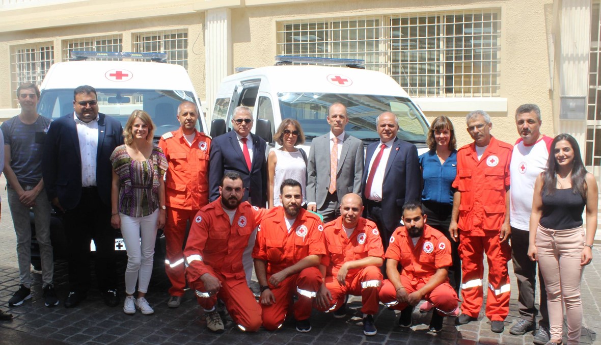 سيارتا إسعاف من الخارجية الهولندية إلى الصليب الأحمر اللبناني