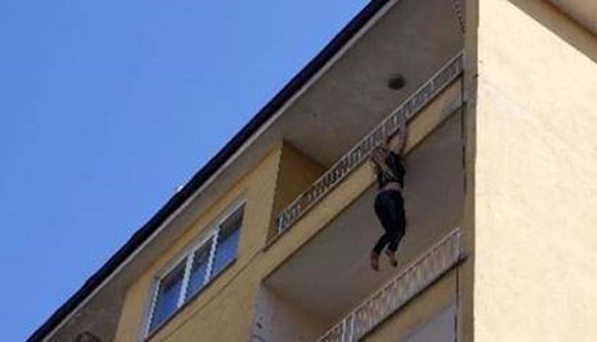 رجل يقتل زوجته رمياً من الشرفة بسبب انجابها للبنات!