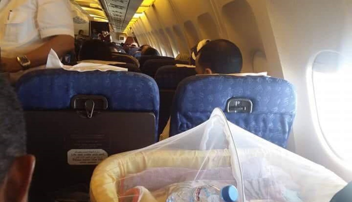 حادثة مأسوية على متن الطائرة...وفاة طفلة بسبب نقص الأوكسيجين