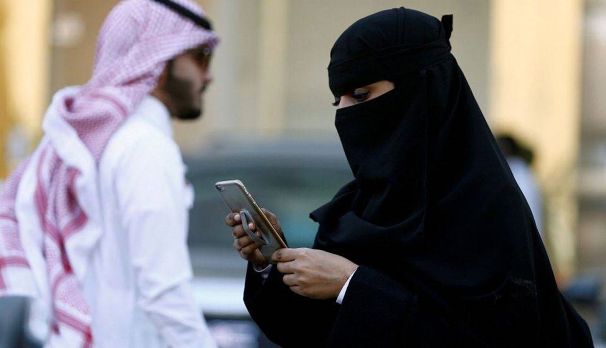 سعودية تضرب زوجها بالمكنسة وتثير الجدل والبلبلة!