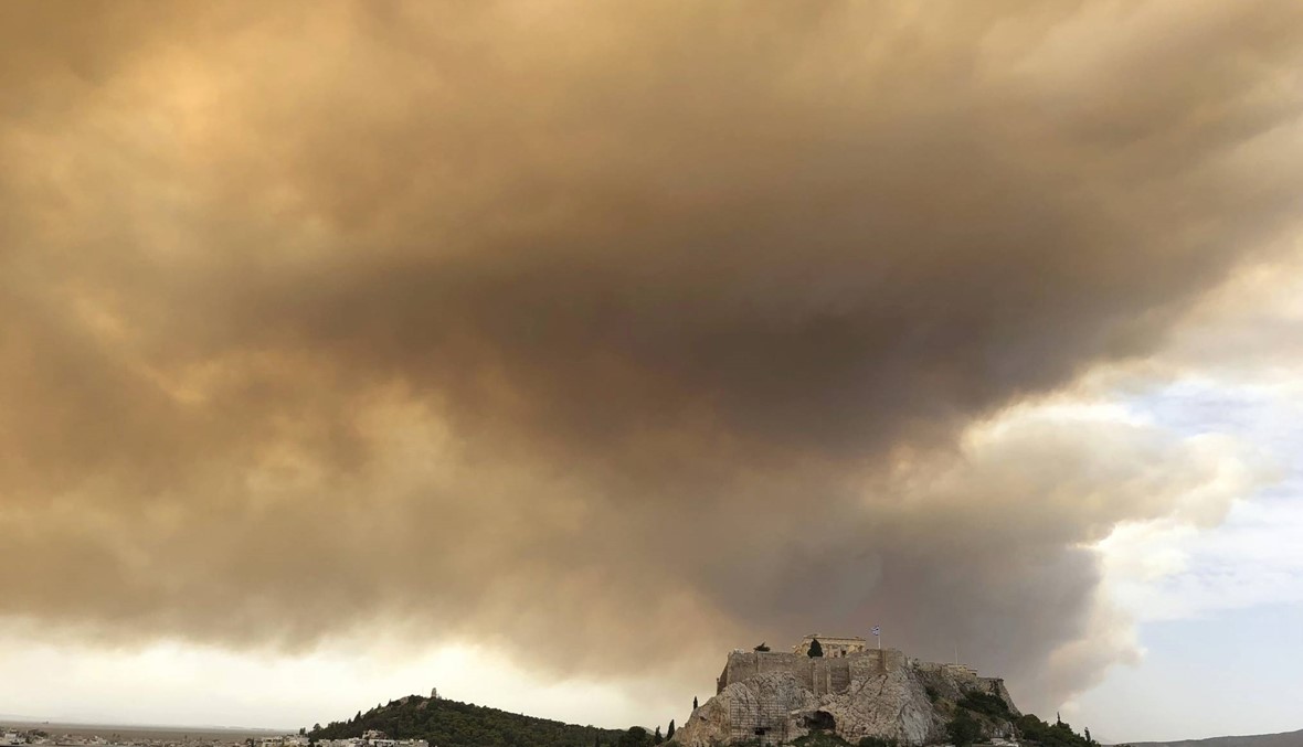 حريق ضخم يلتهم الغابات في أثينا: النيران تجبر يونانيّين على الفرار