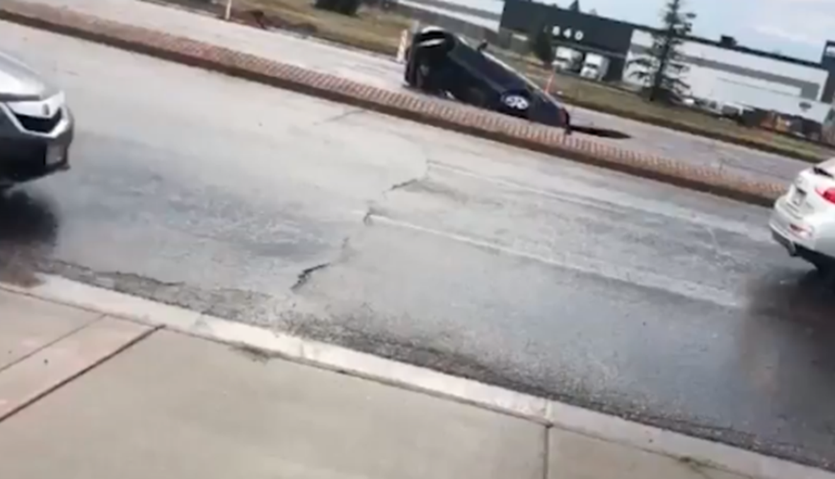 فيديو صادم: الأرض انشقت وابتلعت السيارة!