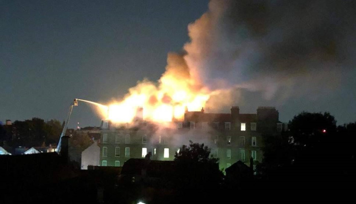 رجال الإطفاء يكافحون حريقاً داخل مبنى في لندن