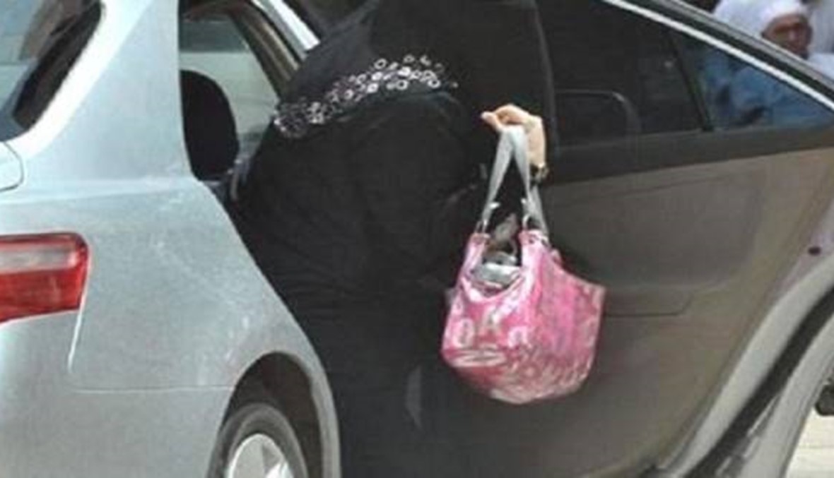 ضبط شاب وفتاة في وضع مخلٍّ للآداب داخل سيارة في السعودية!