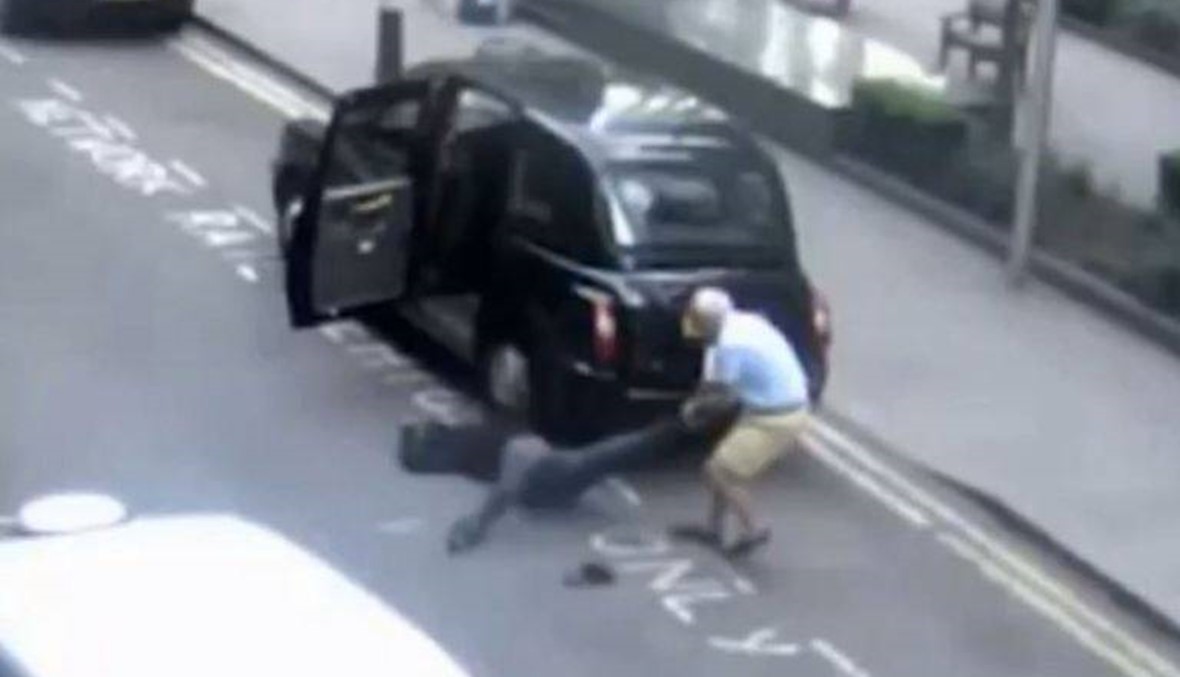 بالفيديو- سائق أجرة يخرج راكباً فاقداً وعيه من سيارته ويتركه وسط الطريق