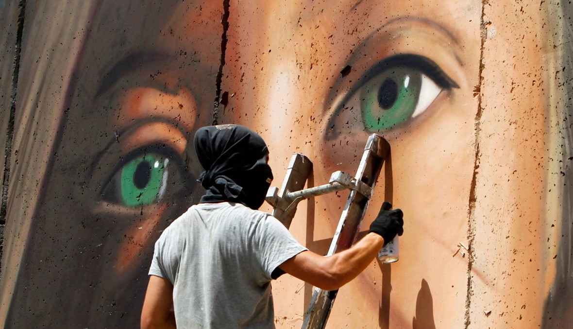 إسرائيل تتذرّع بـ"مخالفة القانون"... اعتقال إيطاليَيْن رسما لوحة جدارية لعهد التميمي