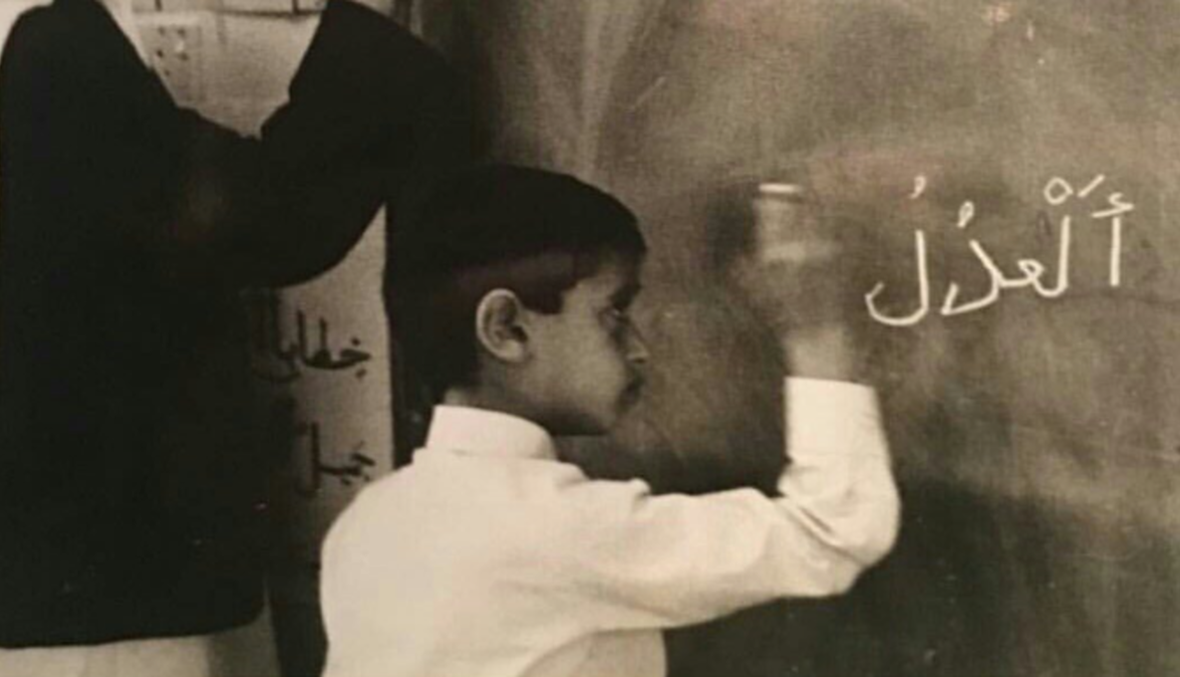 صورة نادرة لولي عهد أبوظبي في أيام الدراسة... ماذا كتب على اللوح؟