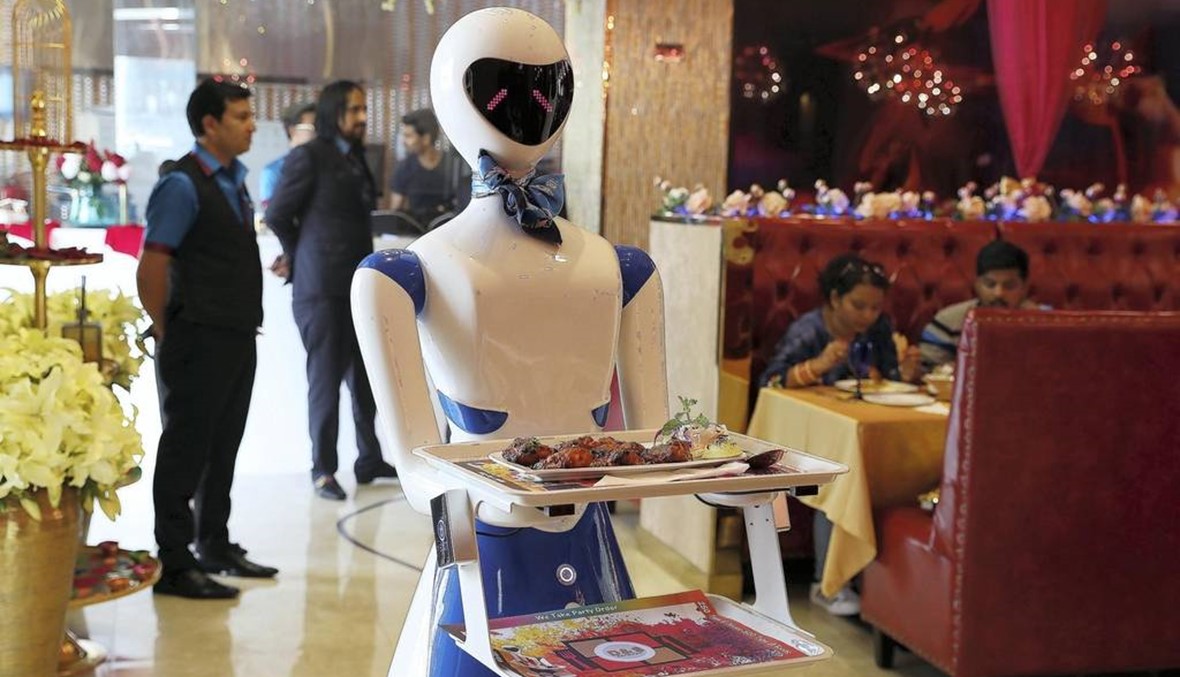 بالصور: نادلة "روبوت" في مطعم في دبي