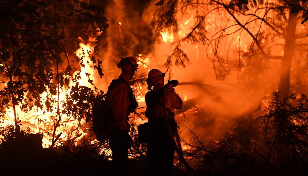 رجال الإطفاء يحكمون قبضتهم على حرائق غابات كاليفورنيا (صور)