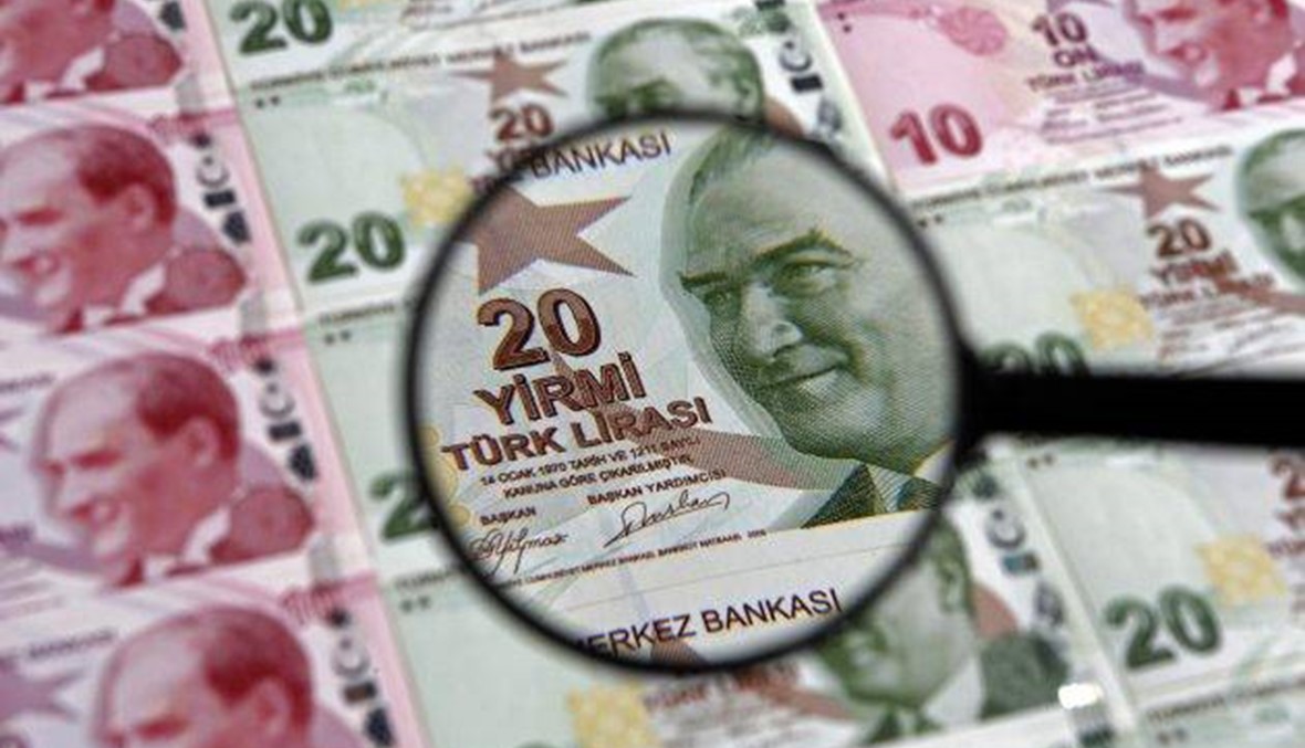 الليرة التركية قرب 5 ليرات للدولار بعد إعلان عقوبات أميركية