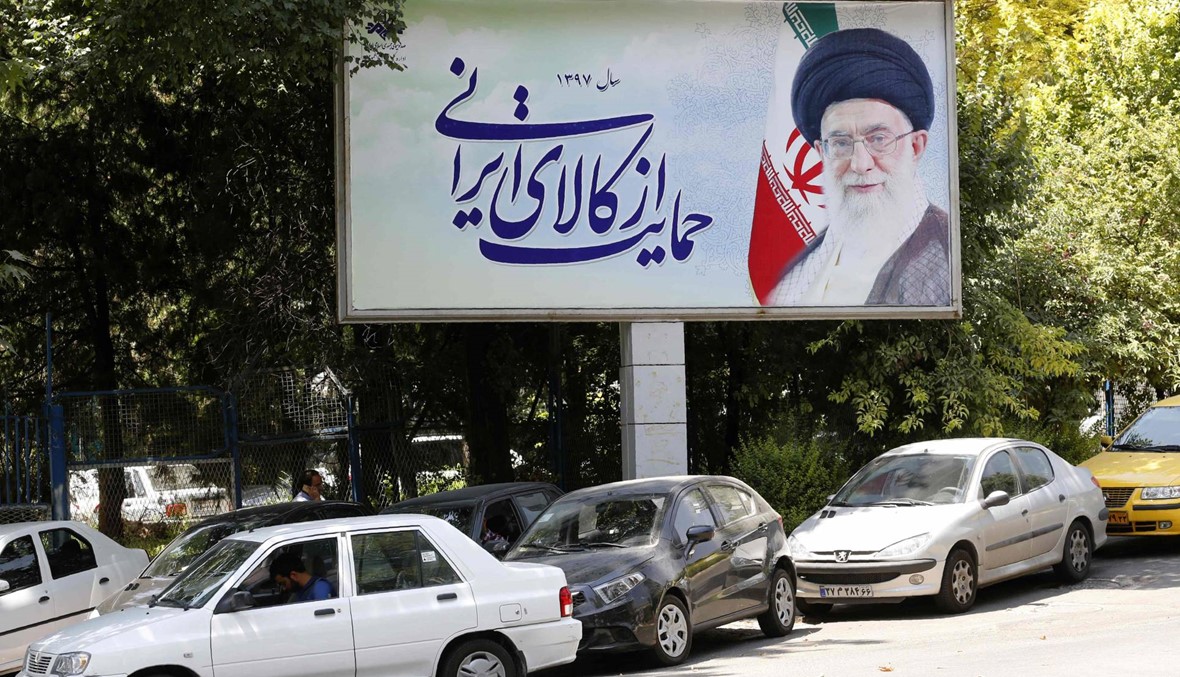 متظاهرون إيرانيون يهاجمون حوزة دينية