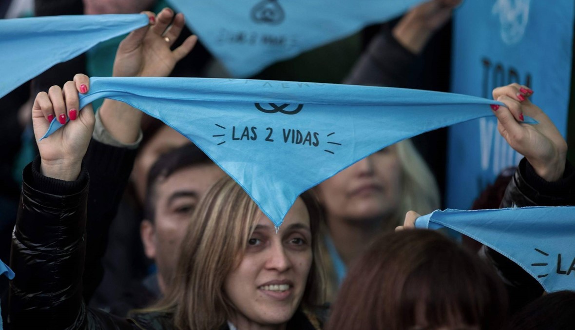 "عمل إجرامي"... متظاهرون بالآلاف في الأرجنتين رفضاً لمشروع تشريع الإجهاض