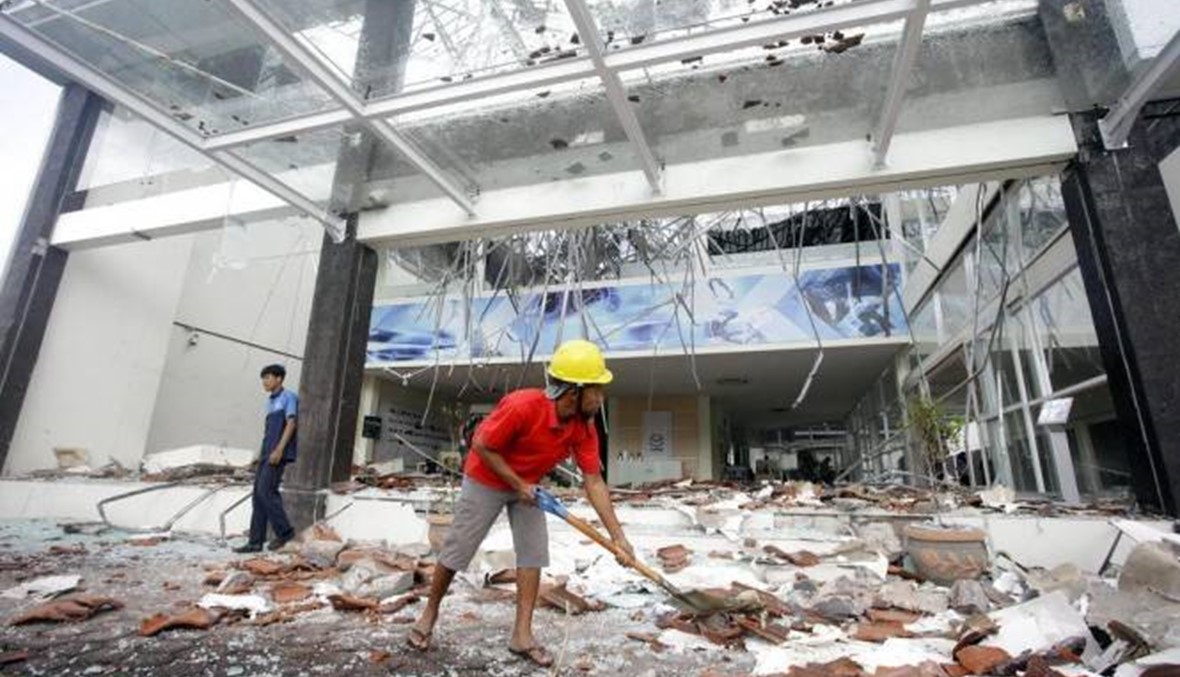 رجال الإنقاذ في إندونيسيا يواصلون البحث عن ناجين بعد الزلزال المدمر