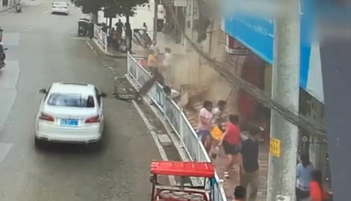 فيديو- سقوط لافتة متجر ضخمة على المارة في شارع مزدحم