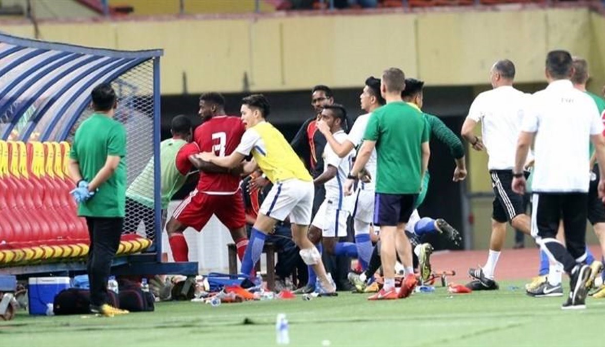 بالفيديو: بعد التضارب... الاتحاد الإماراتي يستبعد لاعبه ويعتذر لماليزيا