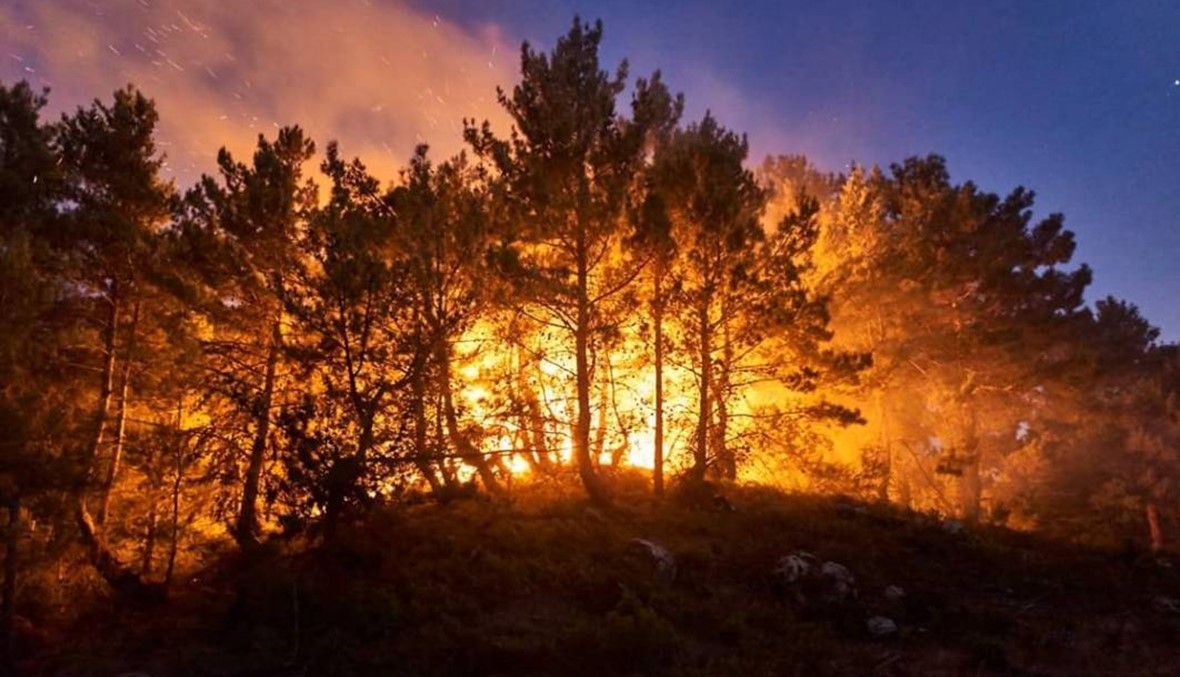 عملية إطفاء حرائق القبيات متواصلة... النيران اجتاحت 8 كيلومترات من الأحراج!