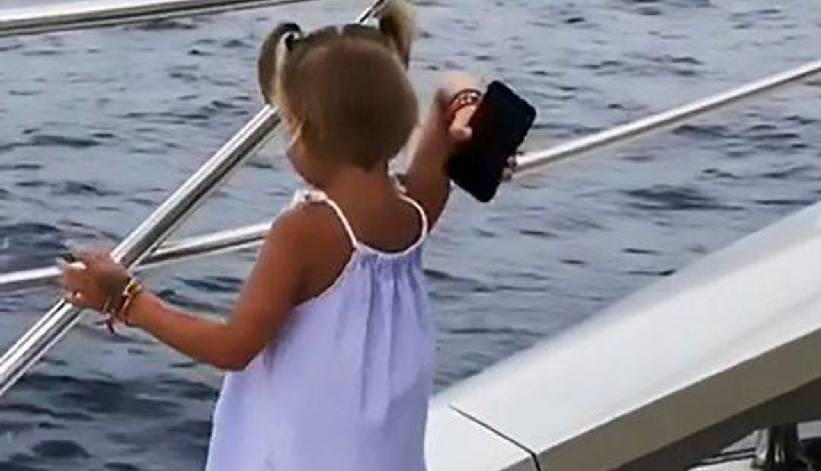 بالفيديو - طفلة ترمي هاتف والدها في الماء لانشغاله به عنها