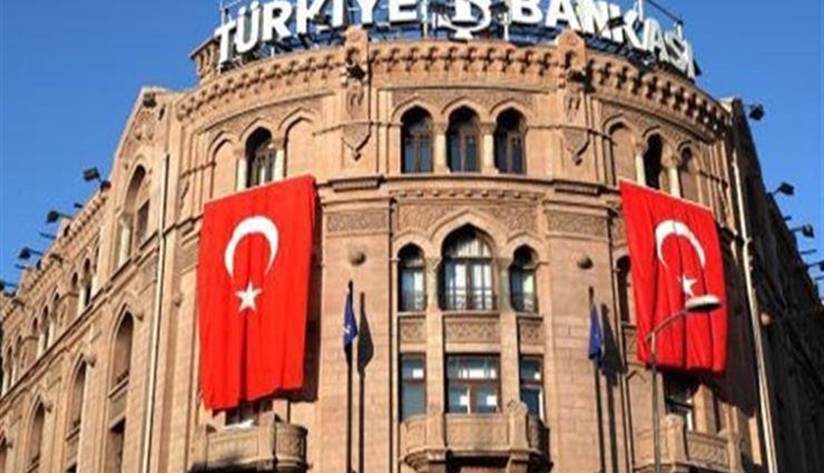 الليرة التركية تعوض بعضاً من خسائرها بعد تدابير للمصرف المركزي