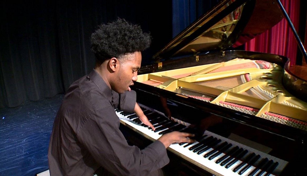 عازف بيانو بـ4 أصابع... الأحلام ليست مستحيلة (فيديو)