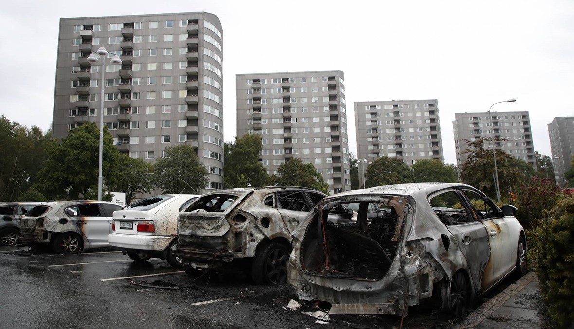 السويد تمضي ليلة مخيفة: شبان أحرقوا عشرات السيّارات في "عمليّة عسكريّة" (صور وفيديو)