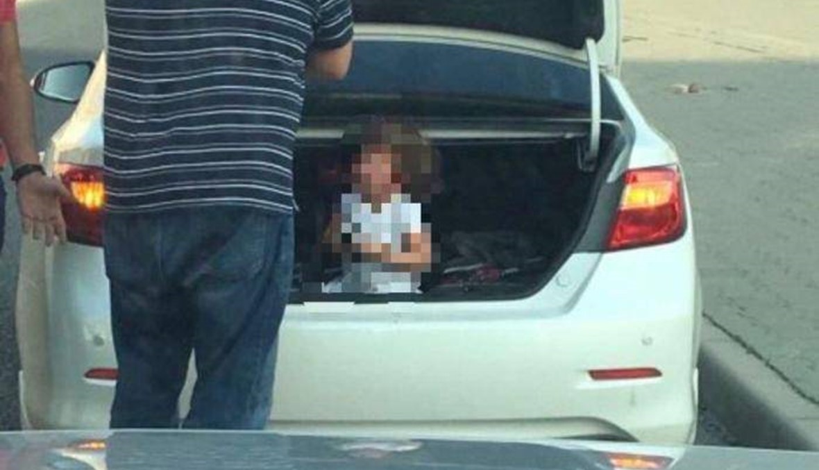 أب يحتجز ابنته داخل صندوق السيارة... الداخلية تتحرّك