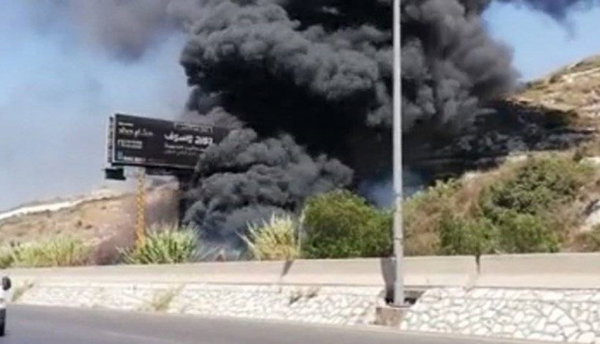 بالفيديو: حريق في الهري والدخان يؤثر على رؤية السائقين