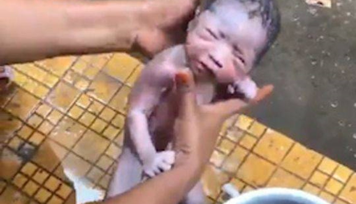 بالفيديو - إنقاذ طفل من مجاري المياه... حبله السري ملفوف حول عنقه