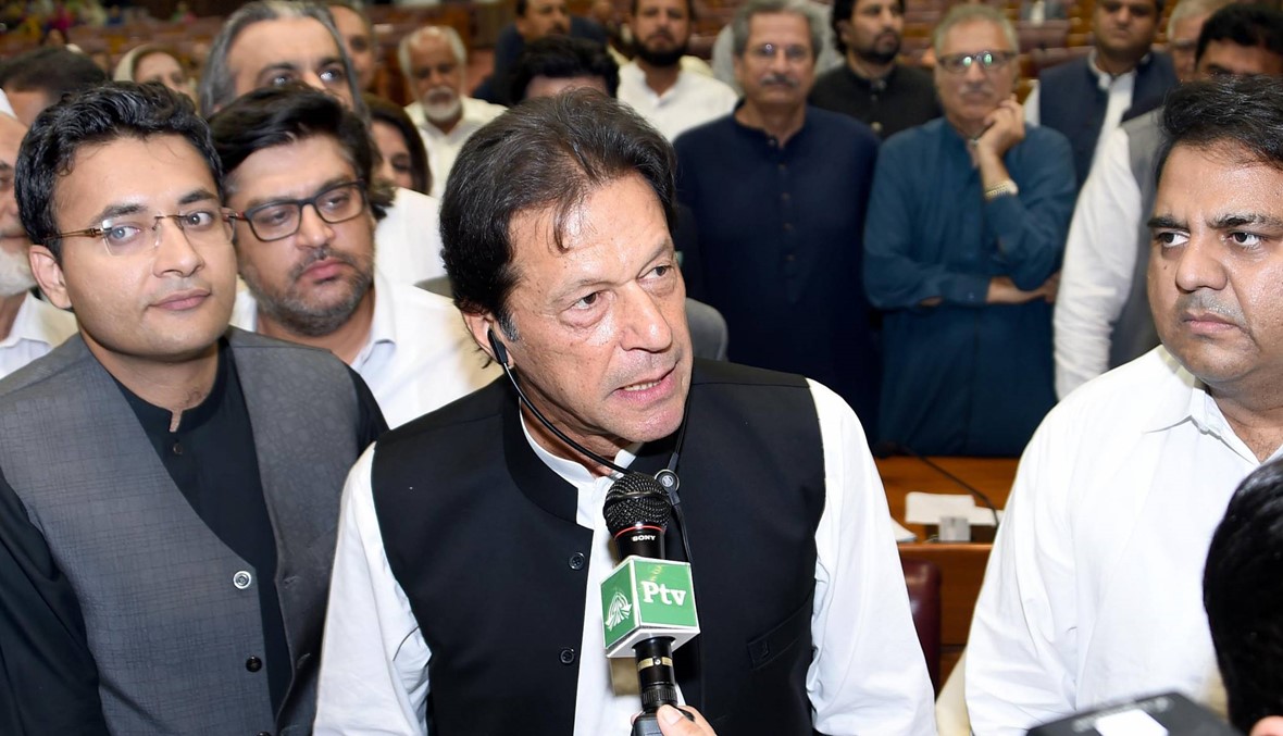 تصفيق في البرلمان الباكستاني: انتخاب عمران خان رئيساً للحكومة
