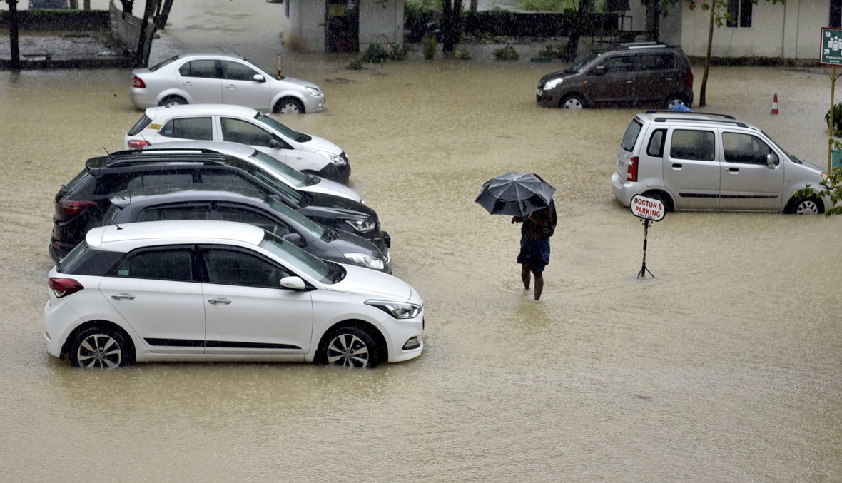 أعنف أمطار موسمية منذ قرن... نحو 400 شخص لقوا حتفهم في فيضانات الهند