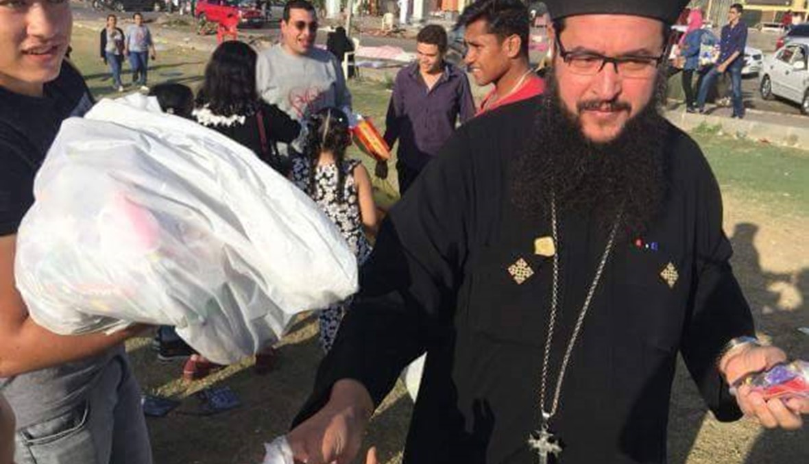 رجل دين مسيحي يوزّع الهدايا على الأطفال المسلمين احتفالاً بالعيد في مصر