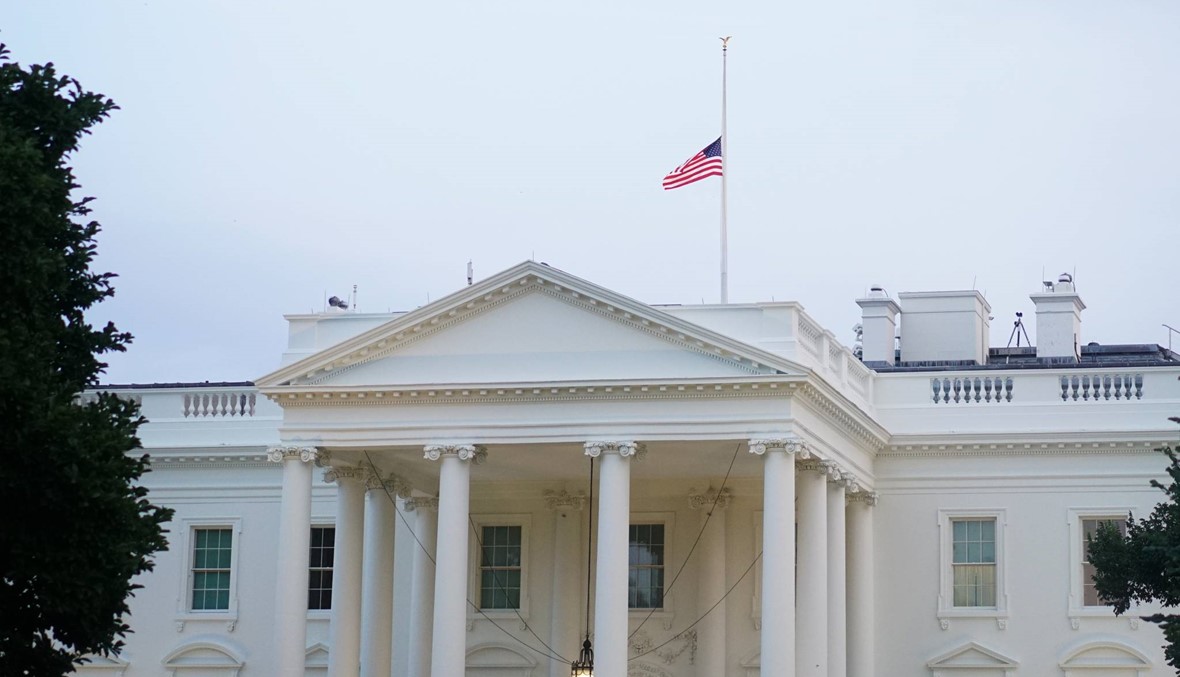 ترامب يرضخ للضغوط: العلم فوق البيت الأبيض نُكِّس تكريماً لماكين