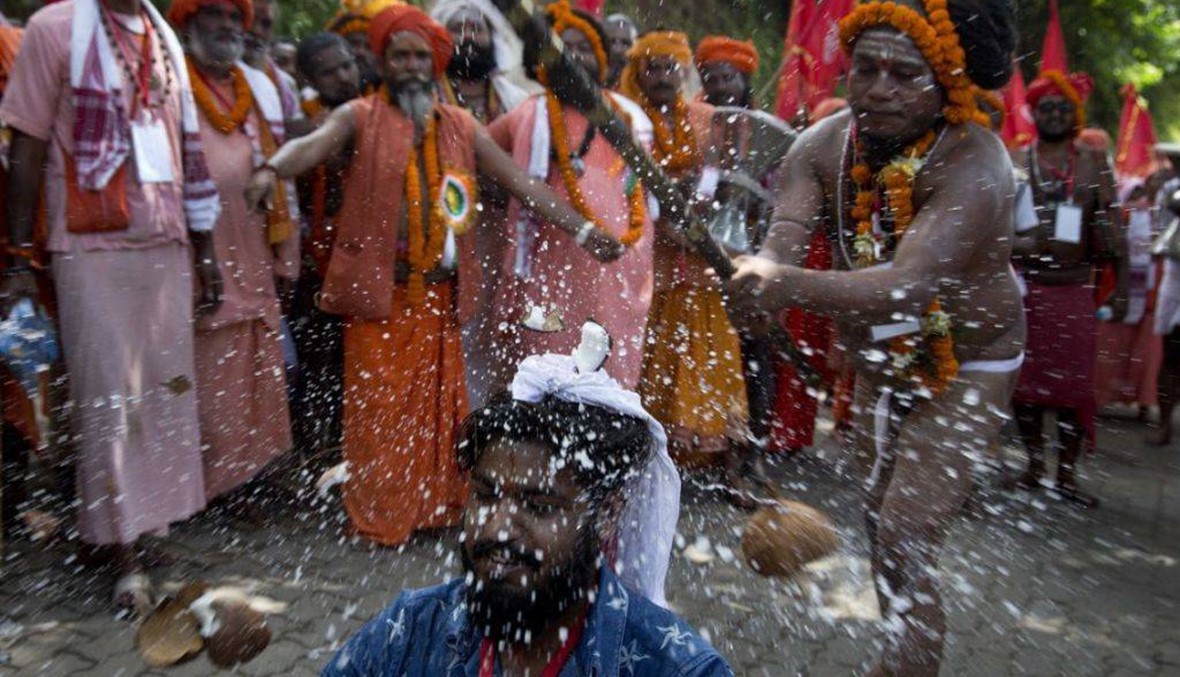 كاهن هندوسي يحطّم جوز الهند على رؤوس المؤمنين