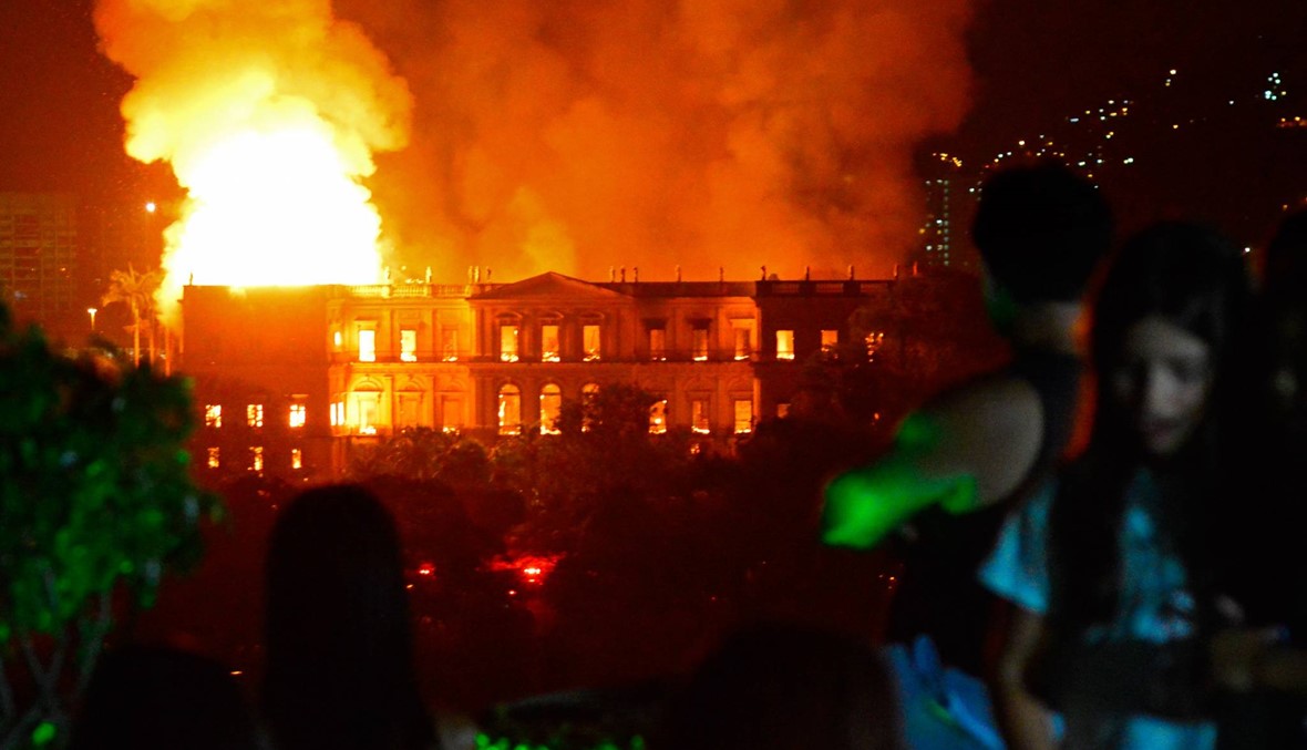 حريق هائل داخل المتحف الوطني في ريو دي جانيرو