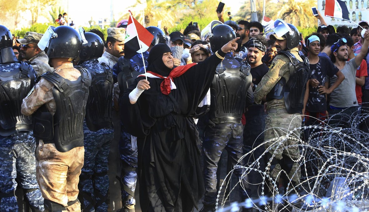 محتجون في البصرة يهاجمون مكاتب أحزاب ومبنى تابعاً لتلفزيون تديره الدولة