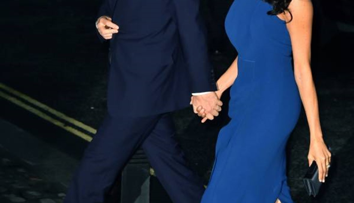 ميغان ماركل تتألق بالأزرق  وهي تشبك يدها بيد الأمير هاري