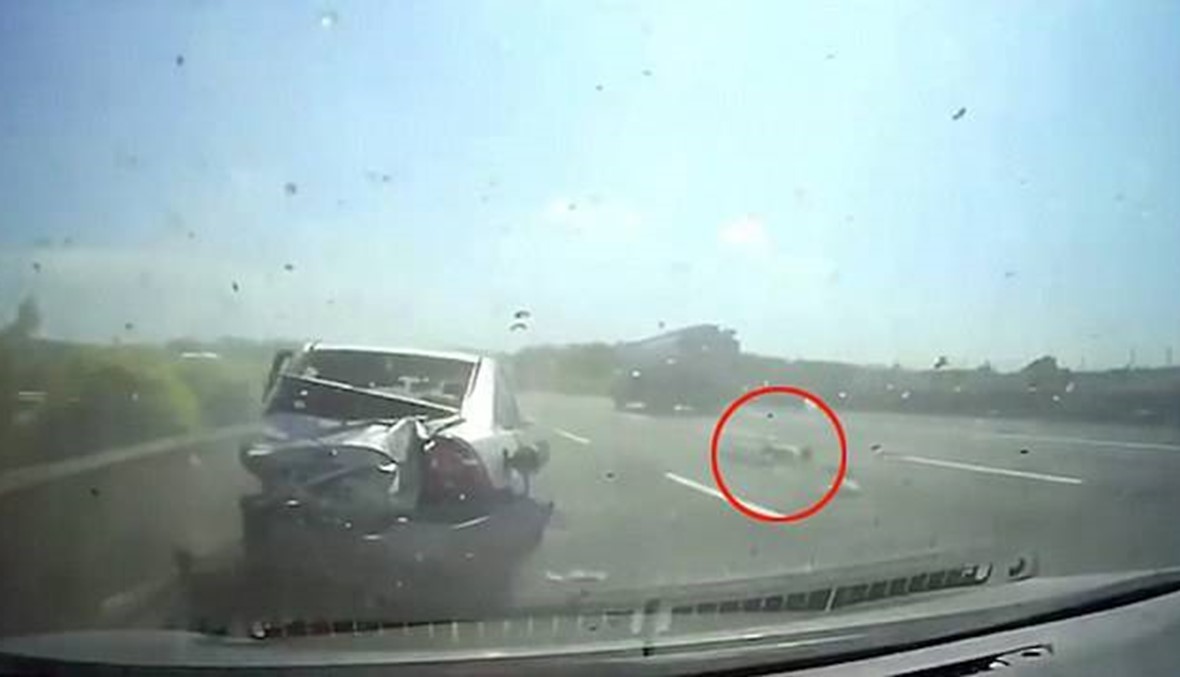 بالفيديو - طفل ينجو بأعجوبة بعدما قذف من داخل السيارة لحظة وقوع الحادث