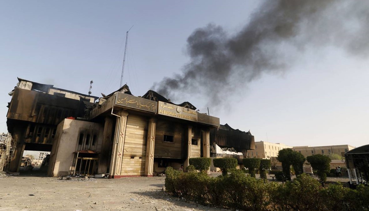غليان شعبي في البصرة: مئات العراقيّين اقتحموا القنصليّة الإيرانيّة وأحرقوها