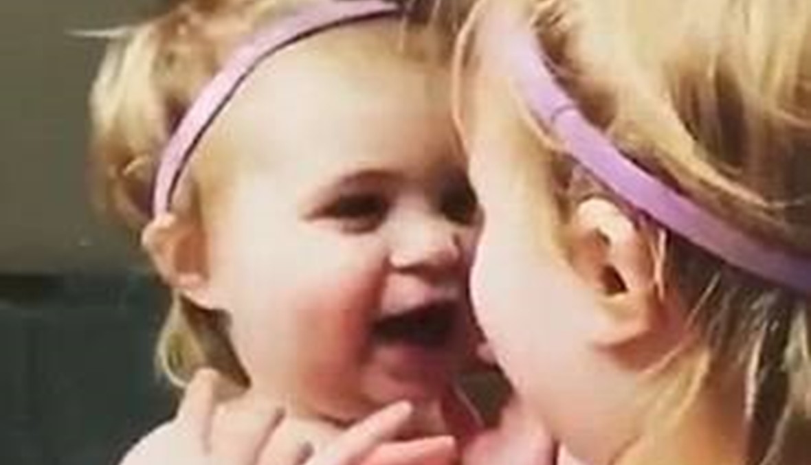 بالفيديو- فيديو طريف لطفلة غارقة في الضحك بسبب صورتها على المرآة