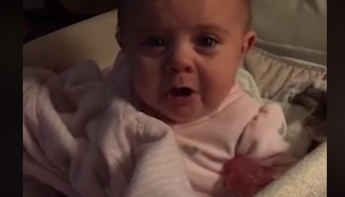 بالفيديو - ردّة فعل مضحكة لطفلة تبكي أمام الكاميرا