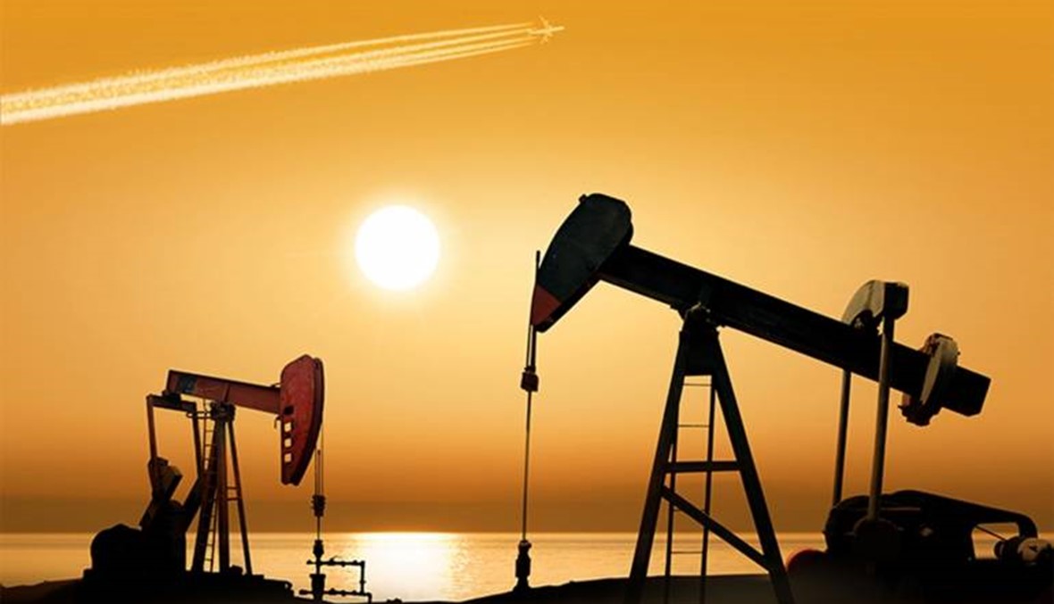 تباين أسعار النفط مع كبح تقارير بشأن رسوم على الصين موجة ارتفاع مبكرة