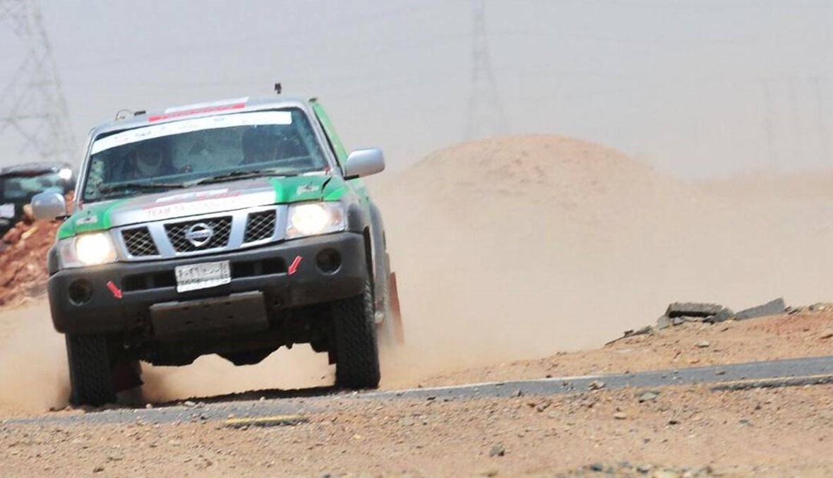 سائق سعودي يتواصل مع ملاحه بلغة الإشارة للتغلب على حالة الصمم