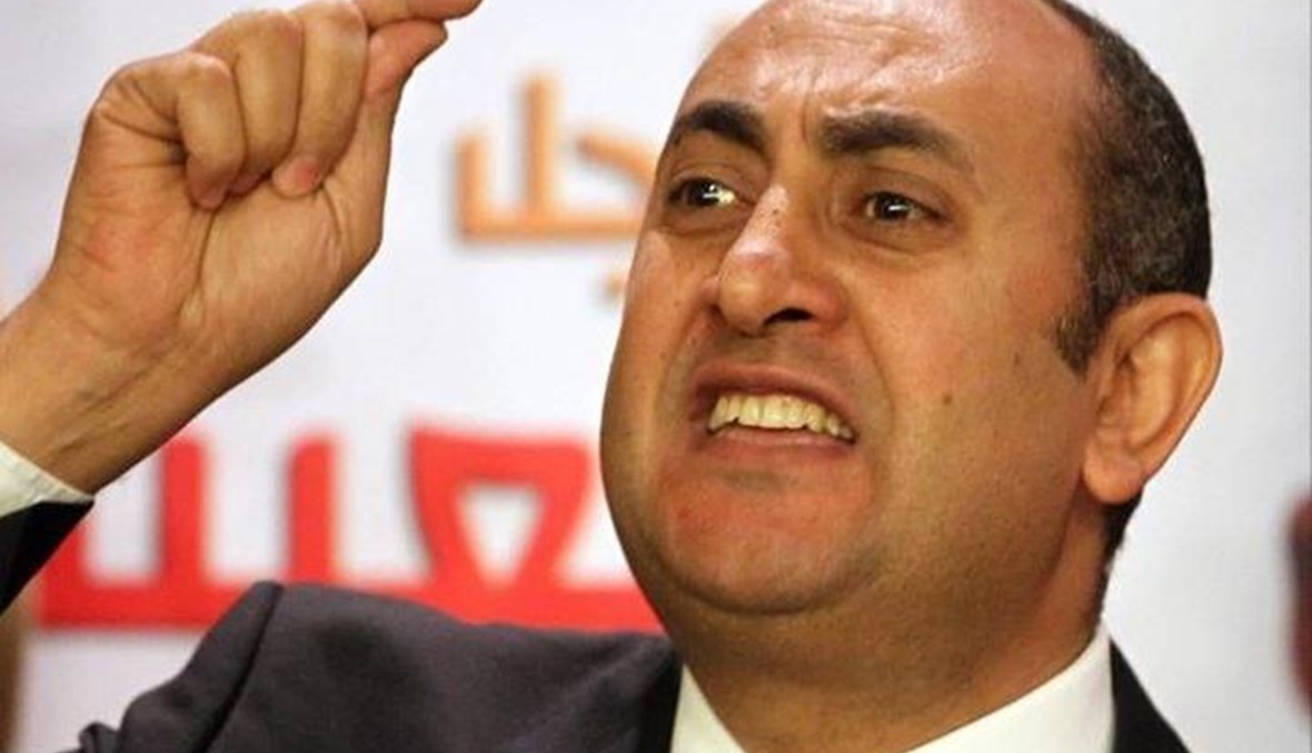 المرشح الرئاسي السابق قام بإشارة بأصبعه امام قوات الأمن... الحبس 3 اشهر