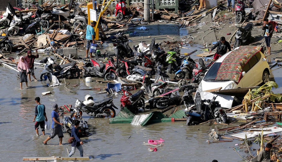 اندونيسيا: حصيلة ضحايا الزلزال والتسونامي ترتفع إلى 832 قتيلاً... انتشال جثث من أنقاض بالو