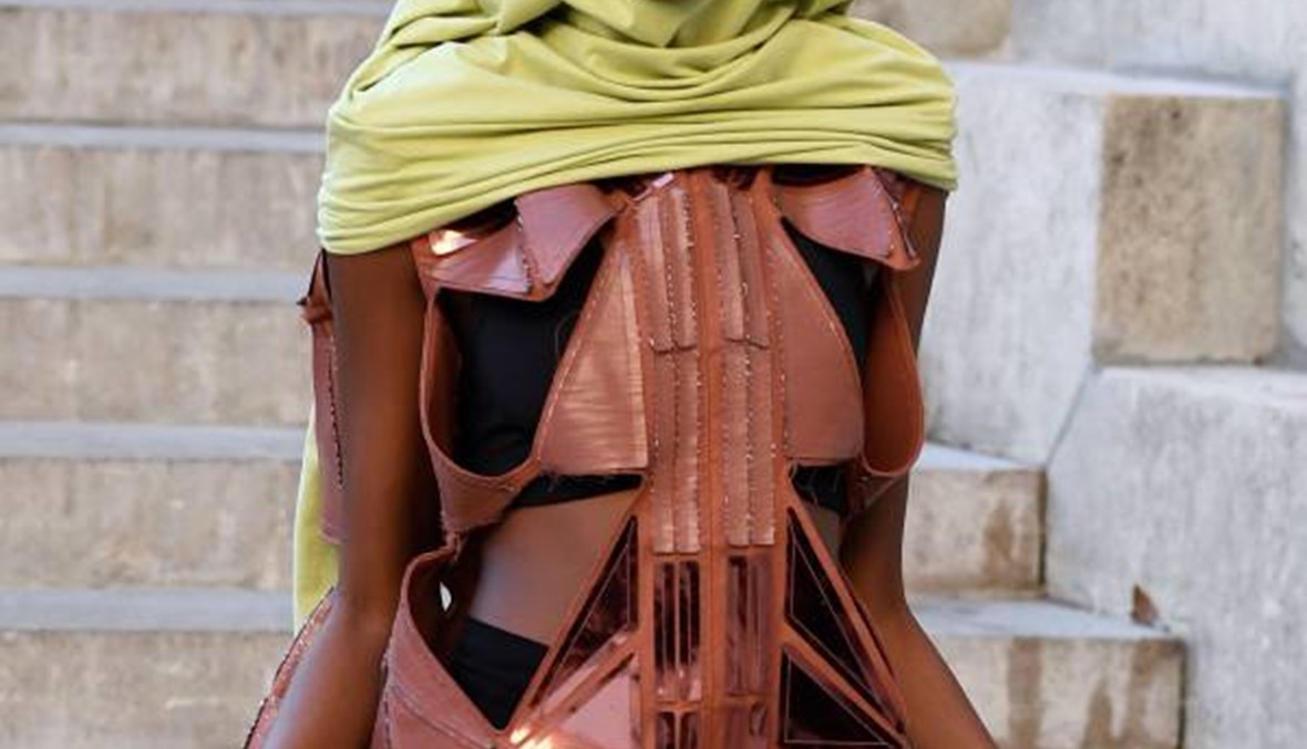 عارضات أزياء يتألقن بالحجاب وسط خشبة عرض مشتعلة في باريس