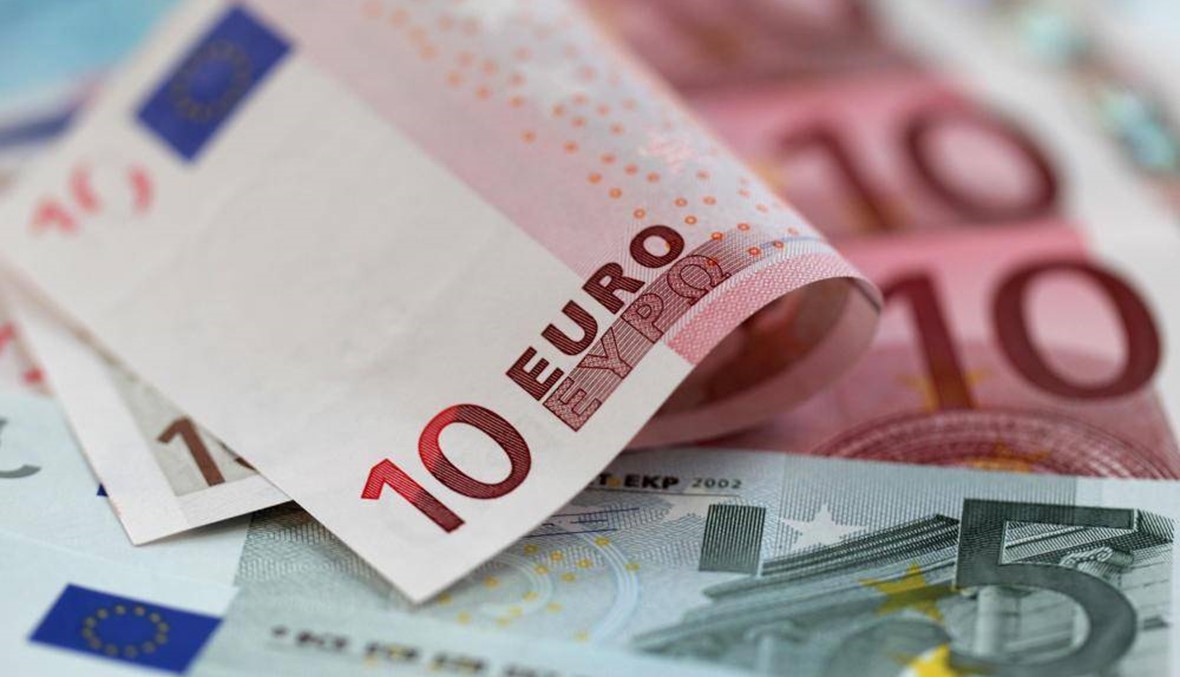 الأورو يتراجع بعد تصريحات لمشرع إيطالي عن العودة إلى الليرة