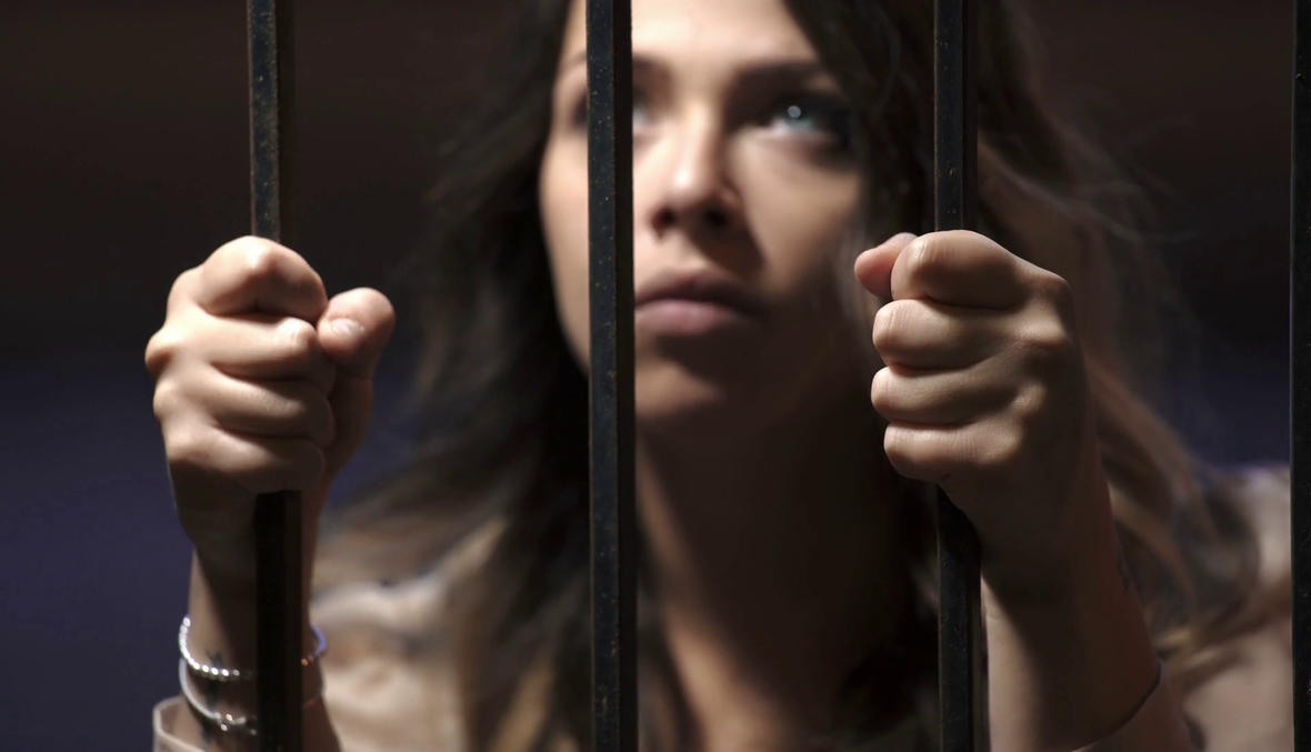 إمرأة تسجن في الإمارات بسبب النظر إلى هاتف زوجها