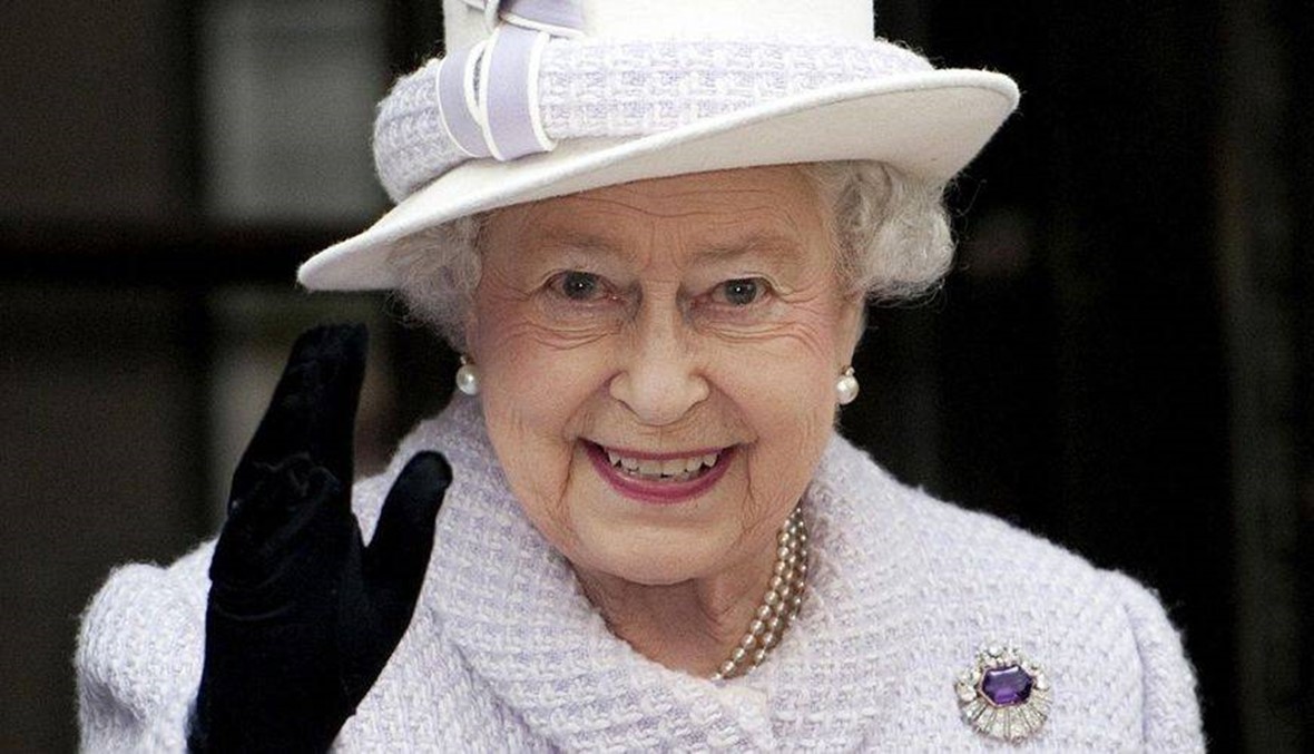 ابنتها تكشف... "الملكة اليزابيث تمتلك ذراعاً اصطناعية تستخدمها لإلقاء التحية"